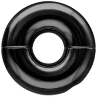 Anello Tribal Dream nero in acciaio chirurgico su sfondo bianco