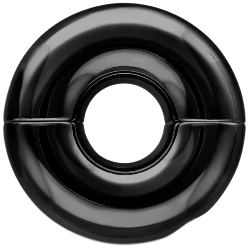 Anello Tribal Dream nero in acciaio chirurgico su sfondo bianco