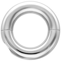 Anello argentato in acciaio chirurgico 316L su sfondo bianco