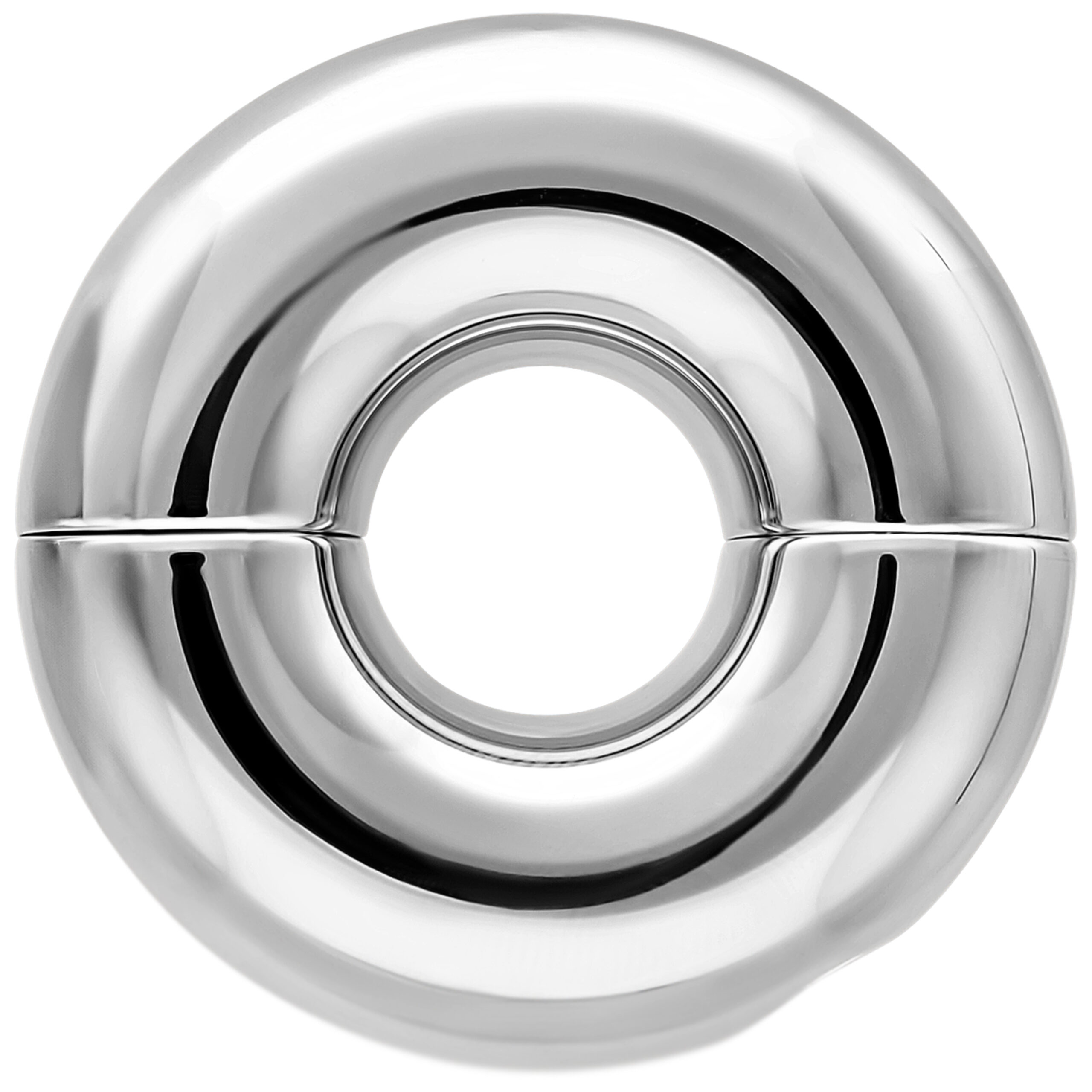 Anello piercing in acciaio chirurgico argento su sfondo bianco