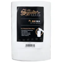 Rotolo di SKINK Tattoo Wipes bianco con etichetta su sfondo bianco
