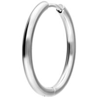 Orecchino in argento in acciaio chirurgico con chiusura a scatto su sfondo bianco