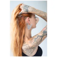 Donna con capelli rossi indossa Sphynx Hoops argento su sfondo chiaro