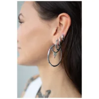 Donna con orecchini a cerchio in acciaio nero, profilo laterale