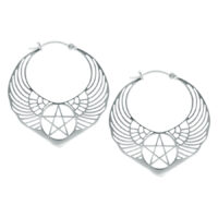 Due orecchini d'argento con design di ali e pentagramma su sfondo bianco