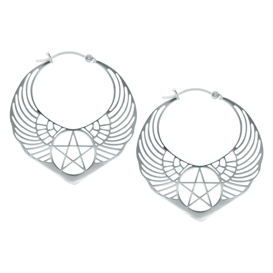 Due orecchini d'argento con design di ali e pentagramma su sfondo bianco