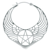 Orecchino argento con design di pentagramma alato su sfondo bianco