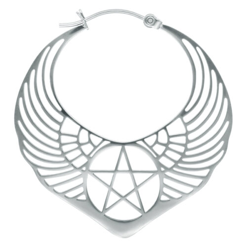 Orecchino argento con design di pentagramma alato su sfondo bianco