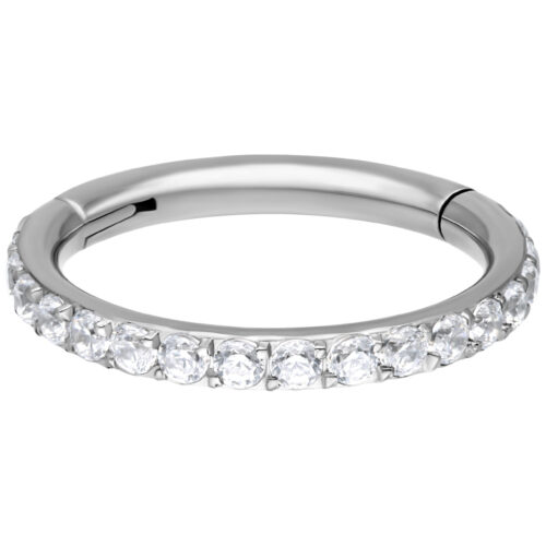 Anello in argento con cristalli pavé, diametro interno di 14 mm, su sfondo bianco