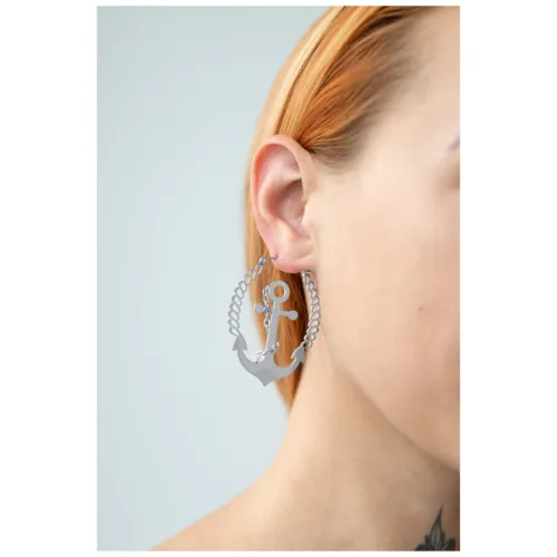 Orecchini a forma di ancora in acciaio chirurgico 316L su un orecchio, chiusura a scatto, lucidati a specchio