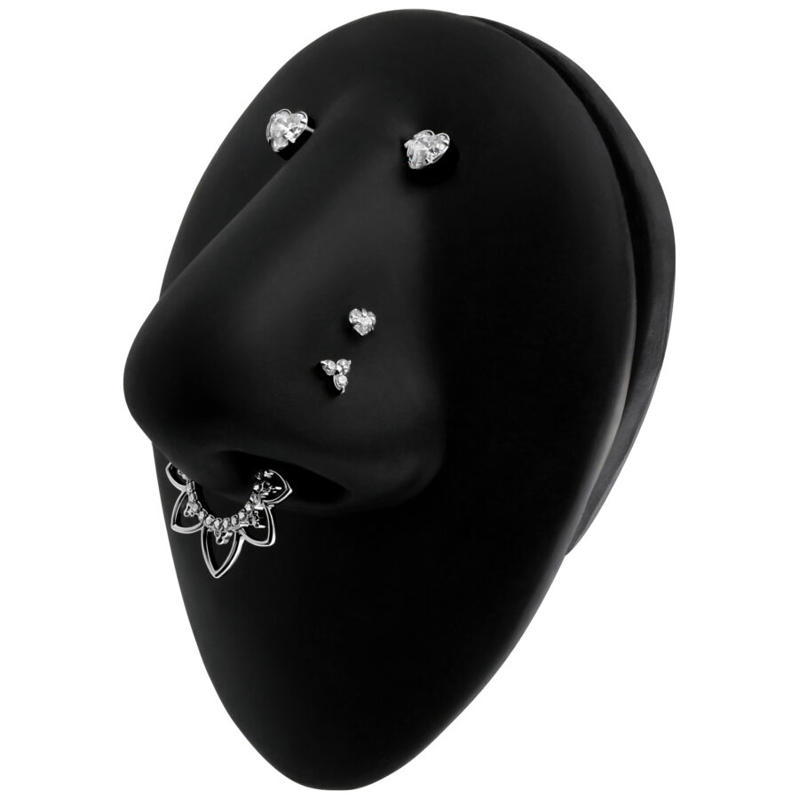 Piercing al naso nero con pietra cristallina su display nero su sfondo bianco