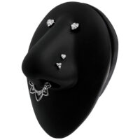 Piercing al naso nero con pietra cristallina su display nero su sfondo bianco