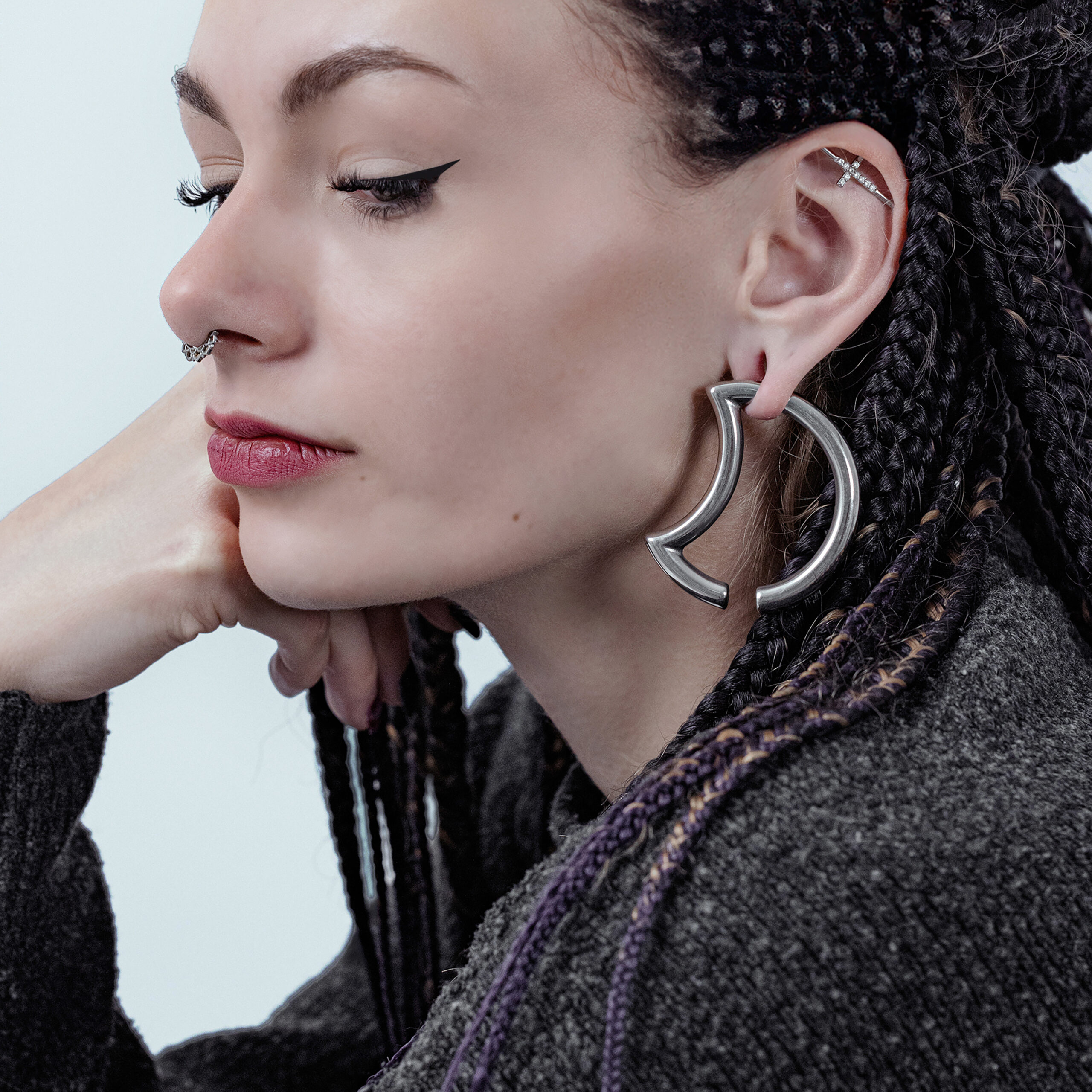 Donna con pesi per orecchie Moon in argento in acciaio chirurgico, profilo laterale