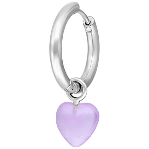 Orecchino in argento con ciondolo a cuore in ametista su sfondo bianco