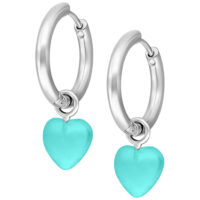 Hoops argento con ciondoli a cuore turchesi su sfondo bianco