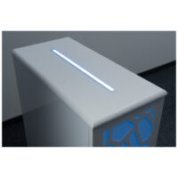 Trolley Enbio bianco con motivo luminoso blu su pavimento grigio