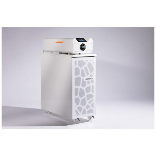 Carrello bianco con unità di sterilizzazione su sfondo grigio chiaro