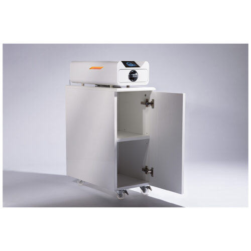 Trolley bianco con armadietto aperto e dispositivo di sterilizzazione su sfondo grigio