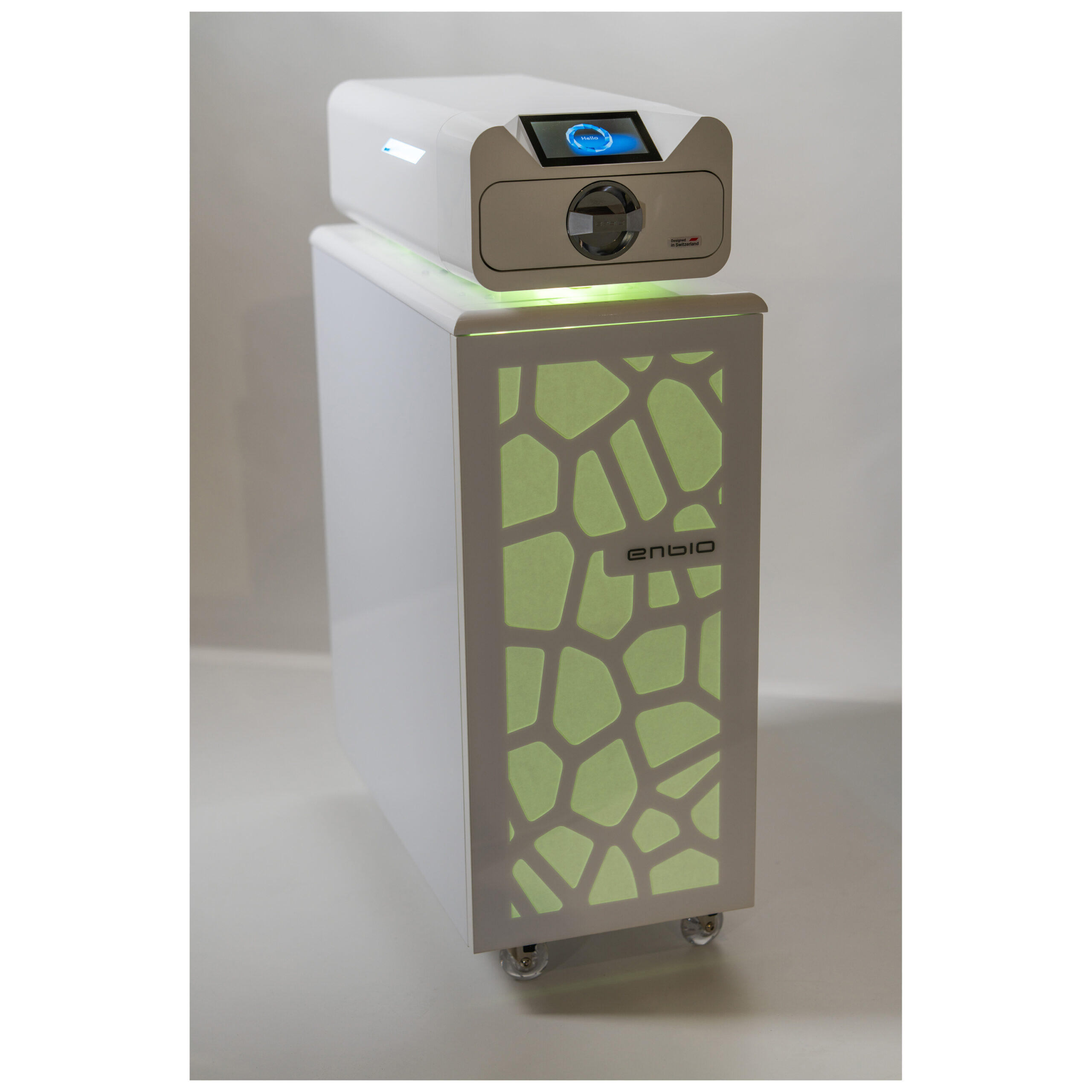 Trolley Enbio bianco con motivo illuminato in verde e ruote su sfondo grigio