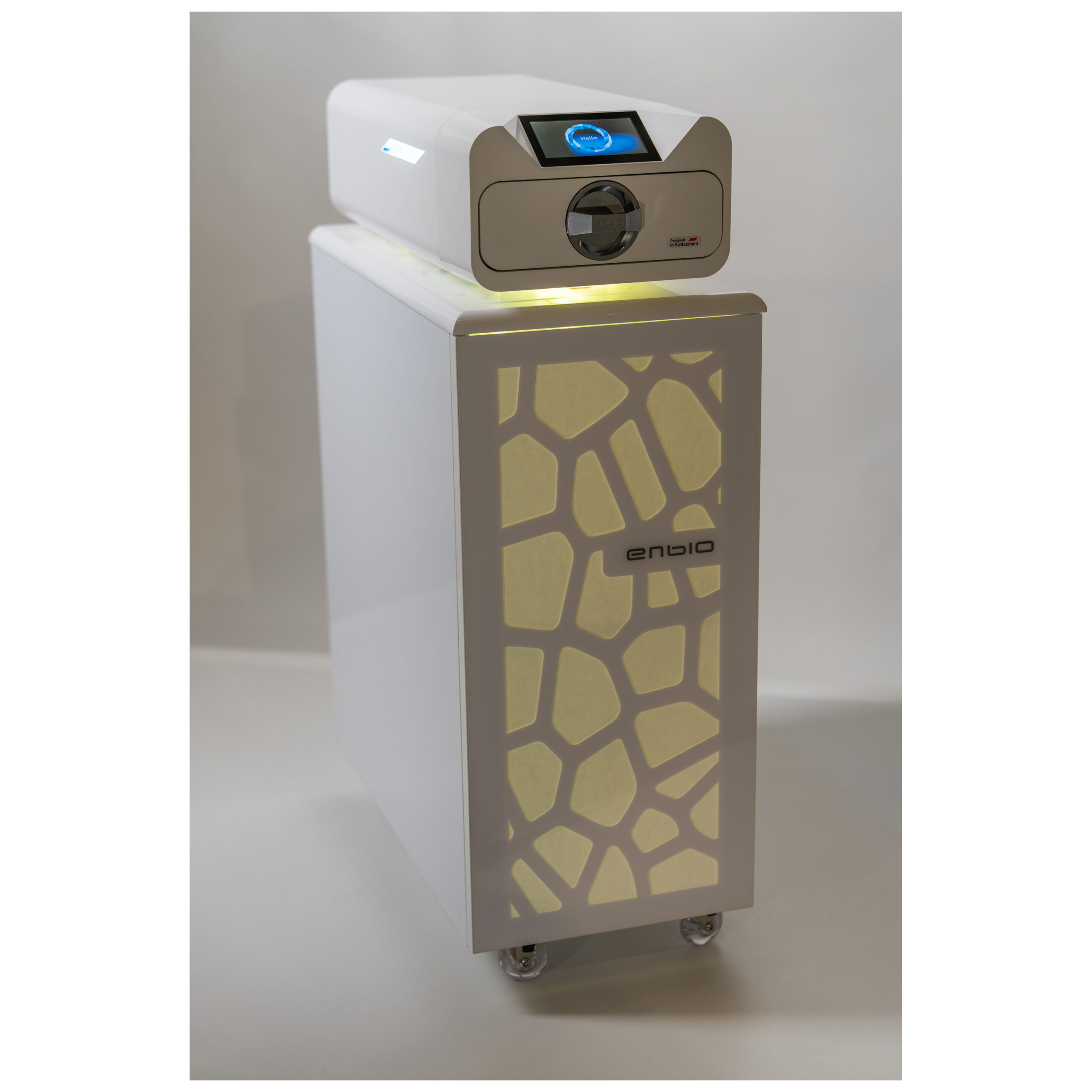 Carrello Enbio bianco con display digitale su sfondo grigio