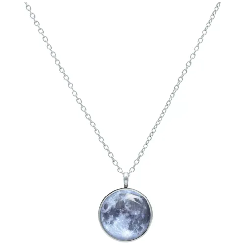 Collana argento con ciondolo a forma di luna su sfondo bianco