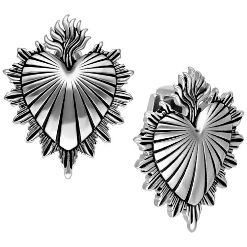 Due pesi per orecchie Sacred Heart argentati con design a cuore fiammeggiante su sfondo bianco