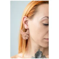 Donna con orecchini Bulldog in oro rosa su sfondo chiaro