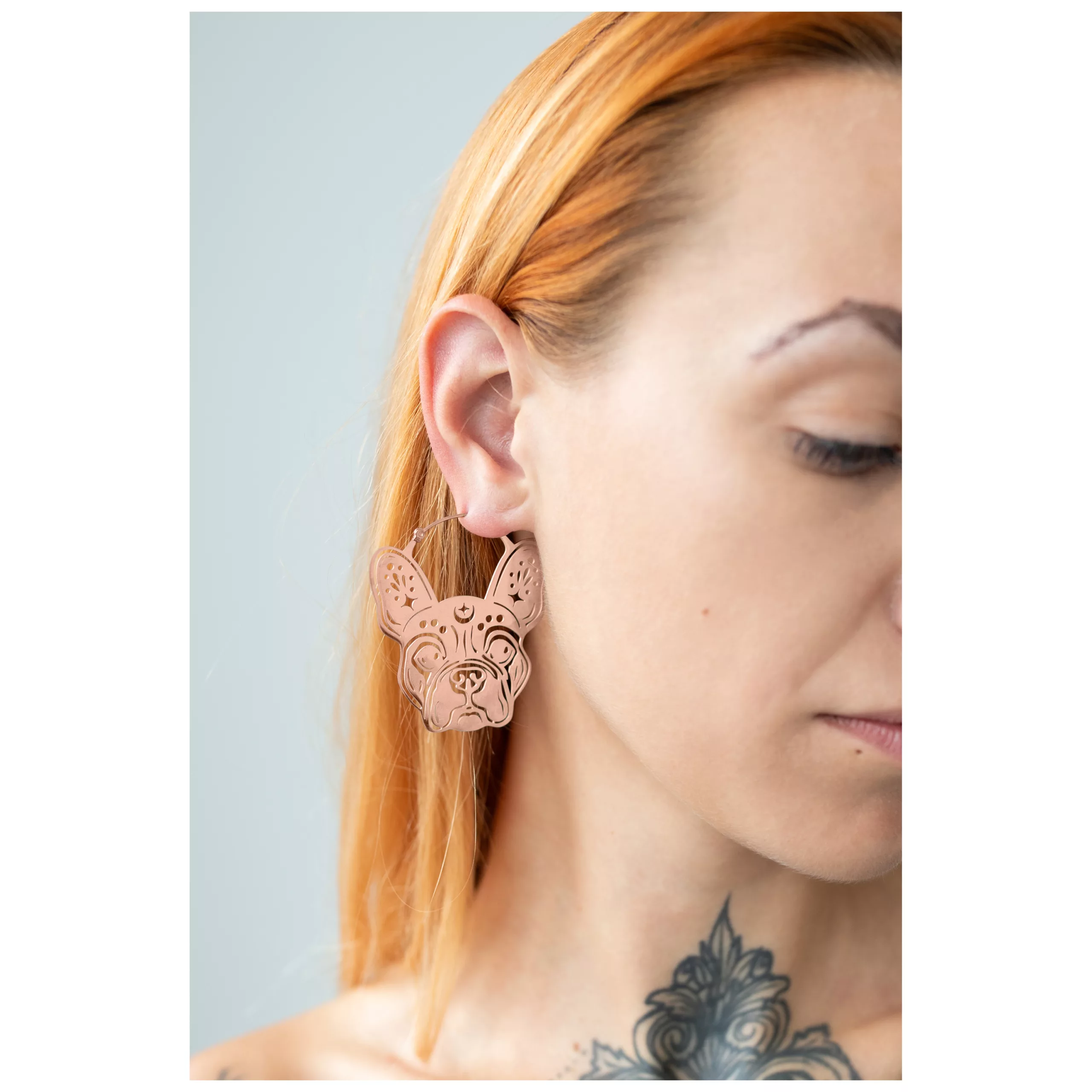 Donna con orecchini Bulldog in oro rosa su sfondo chiaro