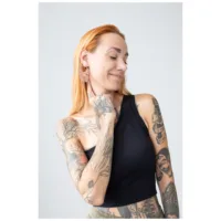 Donna con braccia tatuate indossa Bulldog Hoops in oro rosa