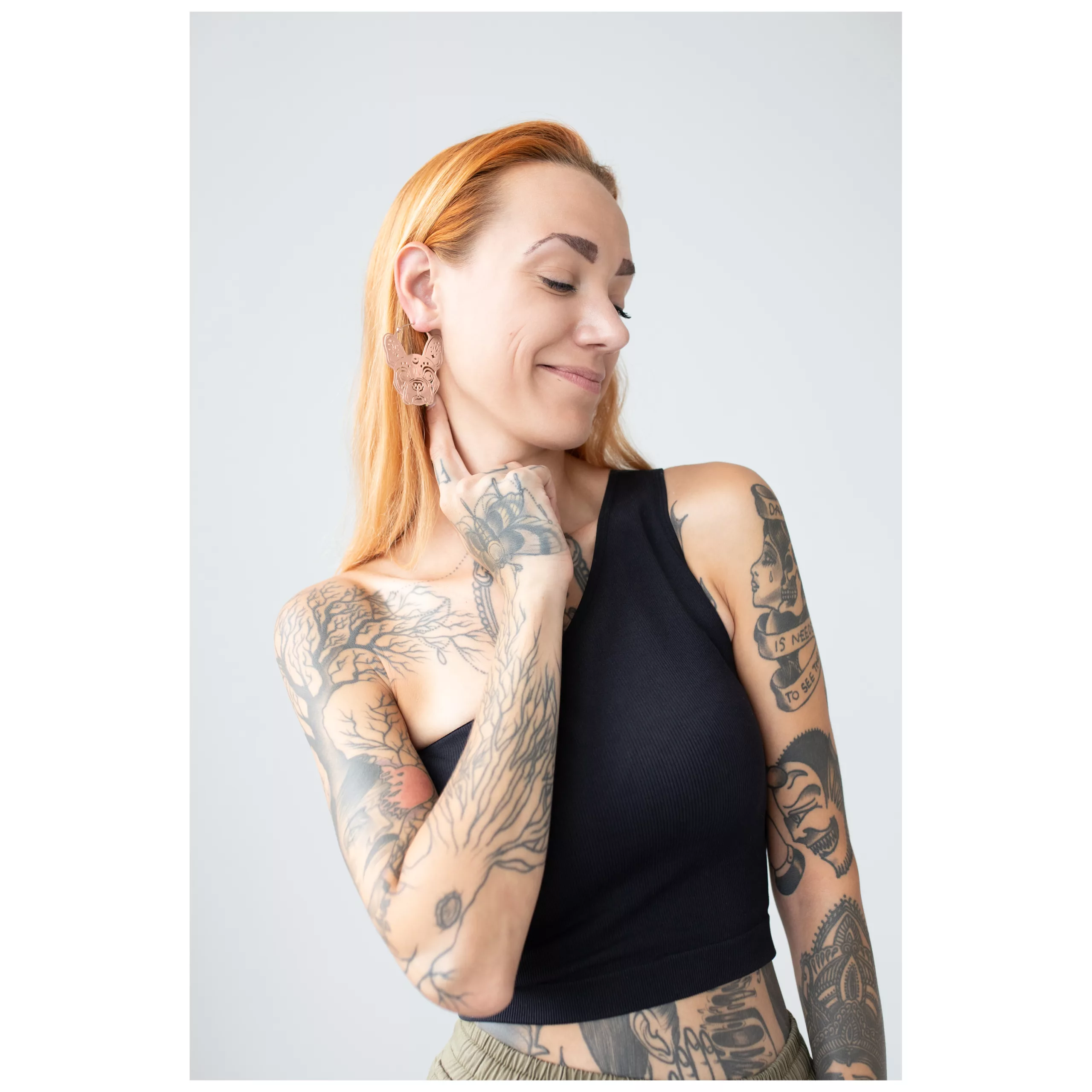 Donna con braccia tatuate indossa Bulldog Hoops in oro rosa