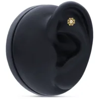 14K Gold Fiocco di Neve, Piercing all'orecchio Fiocco di neve in oro 14K, indossato su un modello di orecchio nero