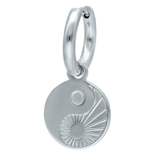 Orecchini Yin Yang in argento in acciaio chirurgico su sfondo bianco