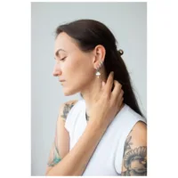 Donna con orecchini Little Thunderstorm Hoops in acciaio chirurgico nero e argento