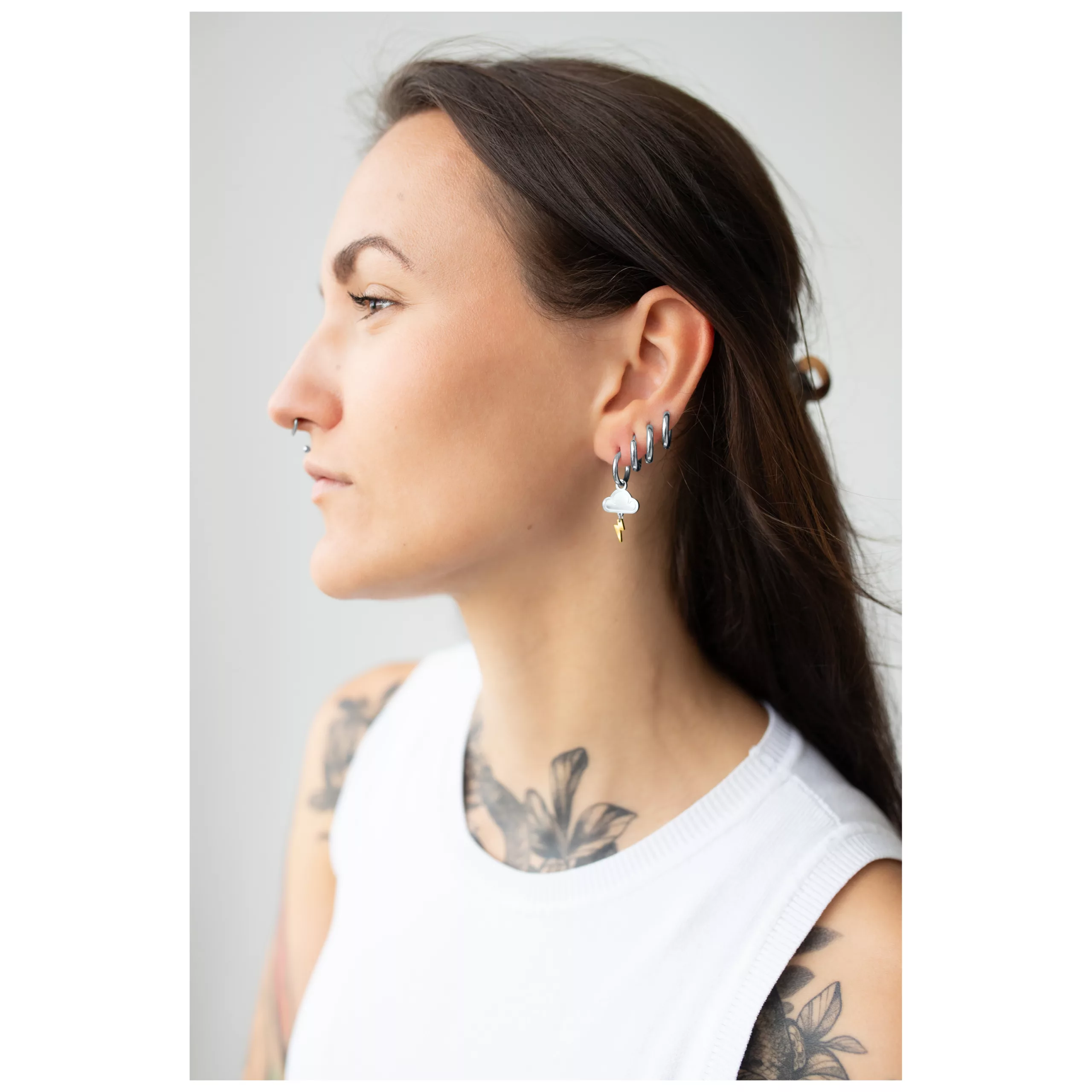 Donna con capelli lunghi indossa Little Thunderstorm Hoops neri e argento