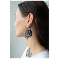 Orecchini Smiley Big Hoops in argento su un orecchio, vista laterale
