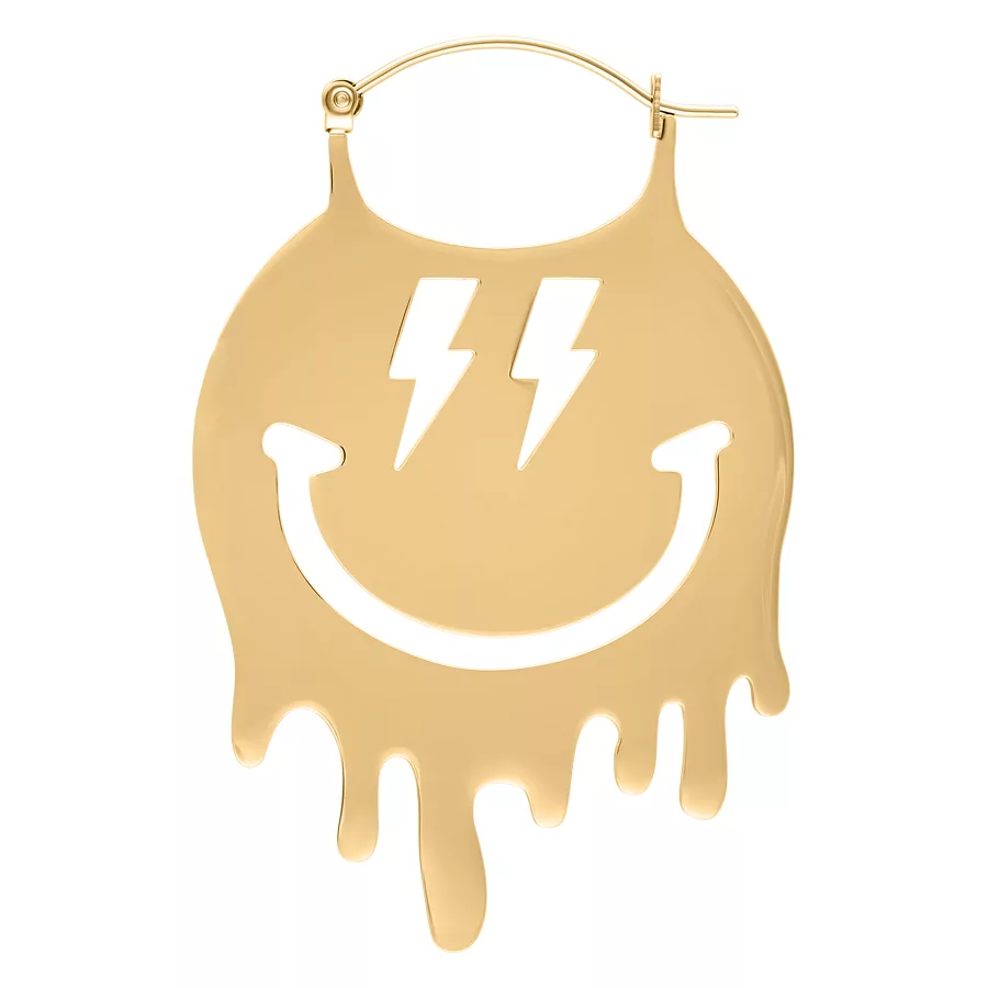 Grande orecchino dorato con motivo Smiley e design a fulmine su sfondo bianco