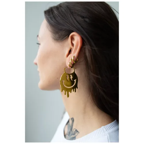 Donna con orecchini Smiley Big Hoops in metallo dorato