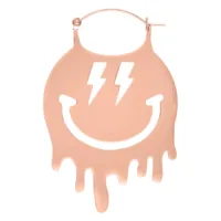 Grandi orecchini in oro rosa con motivo Smiley su sfondo bianco