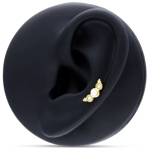 Attacco in oro 14K con tre perle di opale sintetiche su sfondo nero