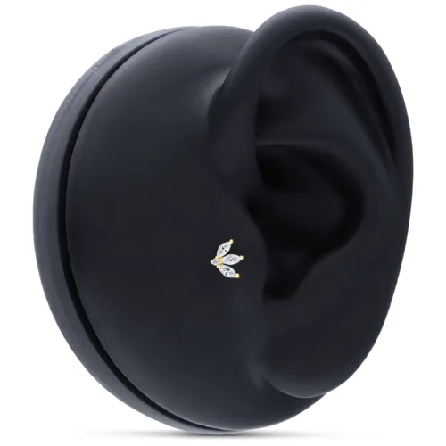 Kleiner Tiara-Aufsatz aus 14K Gold, kristallklar, auf schwarzem Ohr-Modell