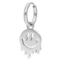 Orecchino in argento con ciondolo a forma di smiley su sfondo bianco