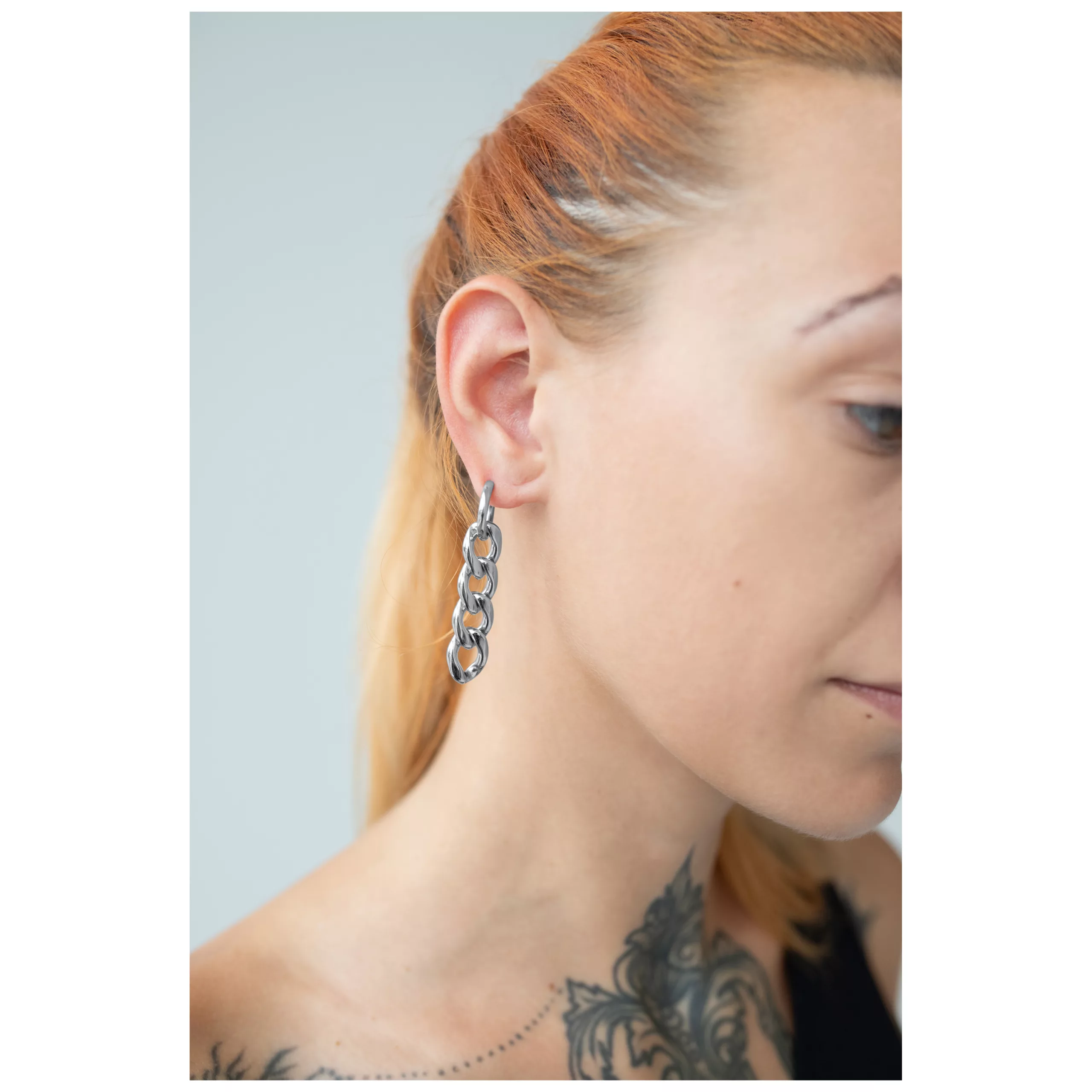 Donna con Little Chunky Hoops in argento in acciaio inossidabile all'orecchio