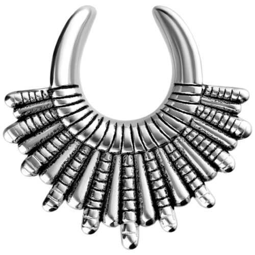 Indiana Earsaddle in acciaio chirurgico argentato su sfondo bianco