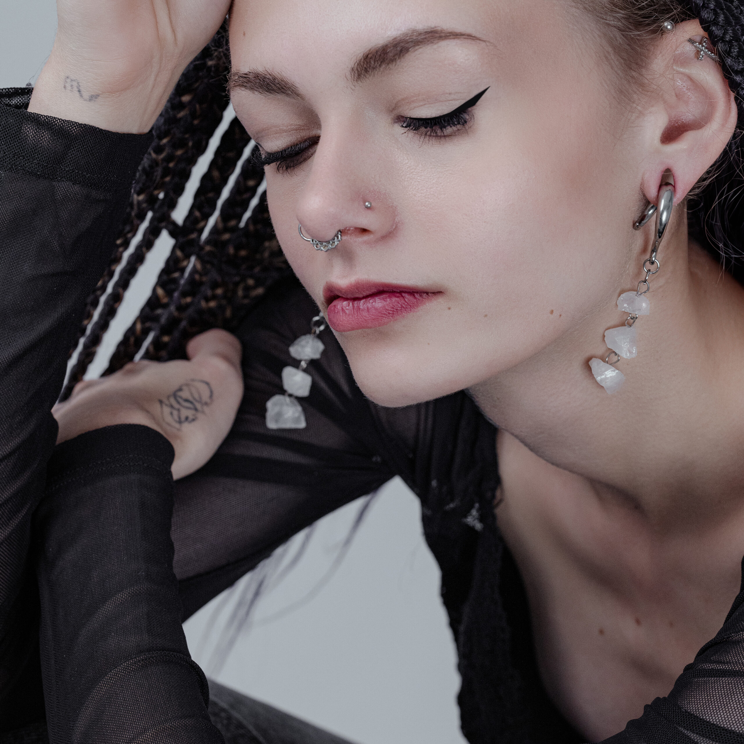 Donna con pesi per orecchie Rocks in argento e piercing al naso