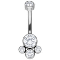 Piercing all'ombelico in titanio argento con cristalli chiari su sfondo bianco