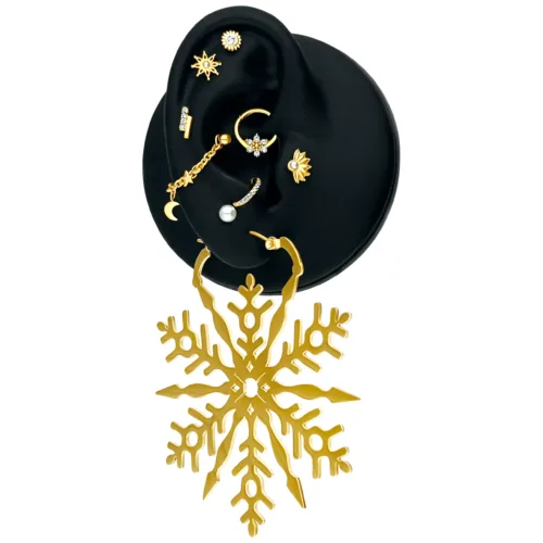 Catena piercing dorata con motivi di luna e stelle su display nero per orecchio