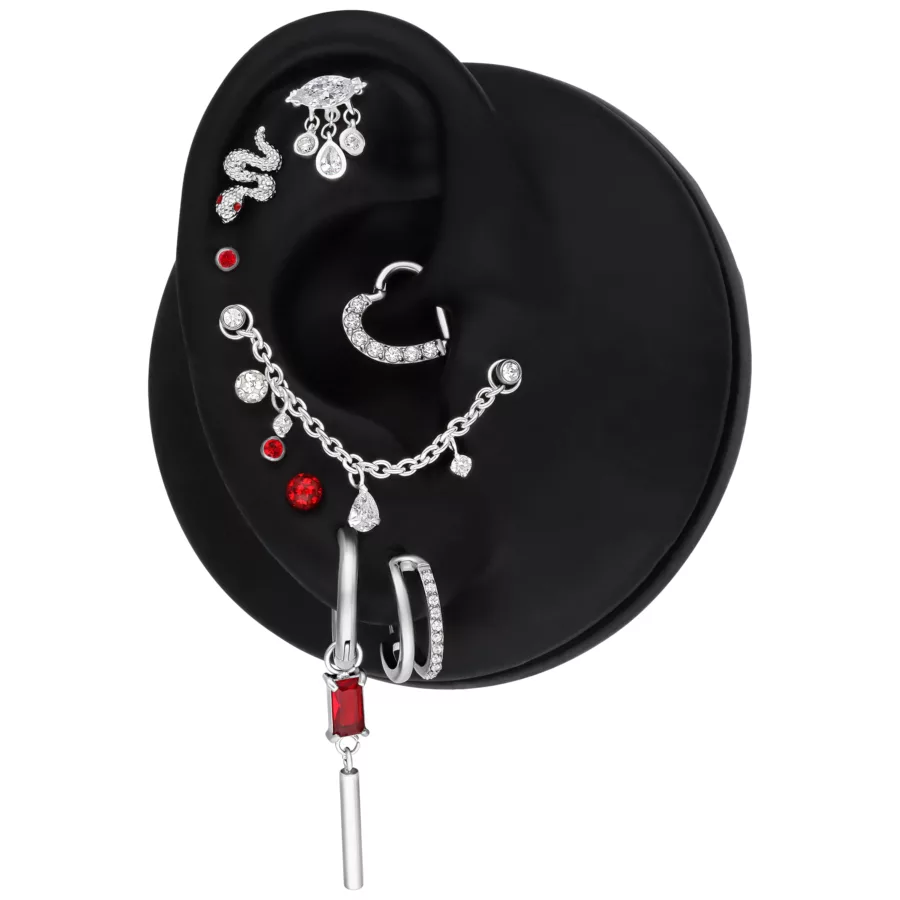 Catena piercing argento con gocce di cristallo trasparenti su modello nero
