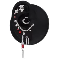 Catena piercing argento con gocce di cristallo trasparenti su modello nero