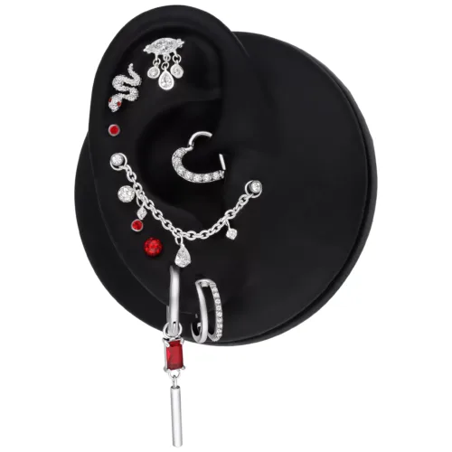 Catena piercing argento con gocce di cristallo trasparenti su modello nero