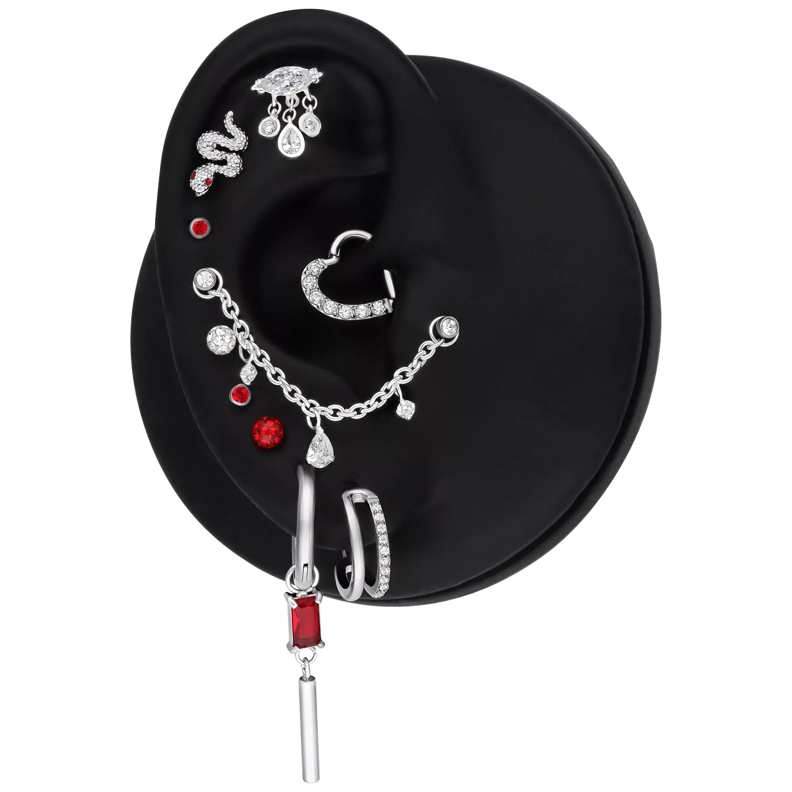 Catena piercing argento con gocce di cristallo trasparenti su modello nero